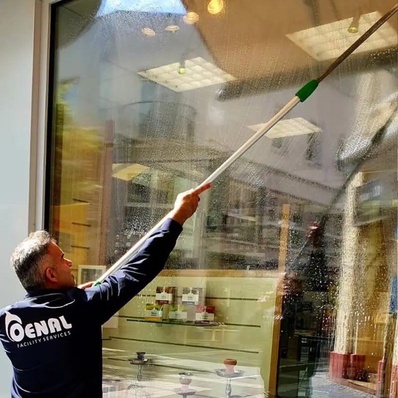 Saubere Schaufenster mit Oenal Gebäudereinigung